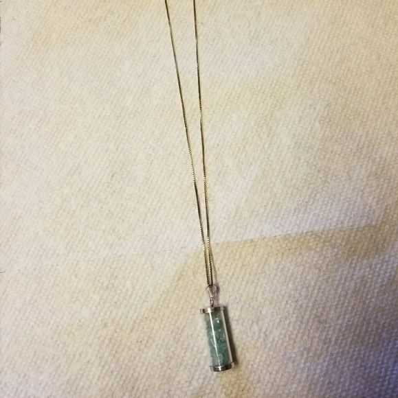 Silver necklace with pieces of jade in it. - Picture 2 of 8